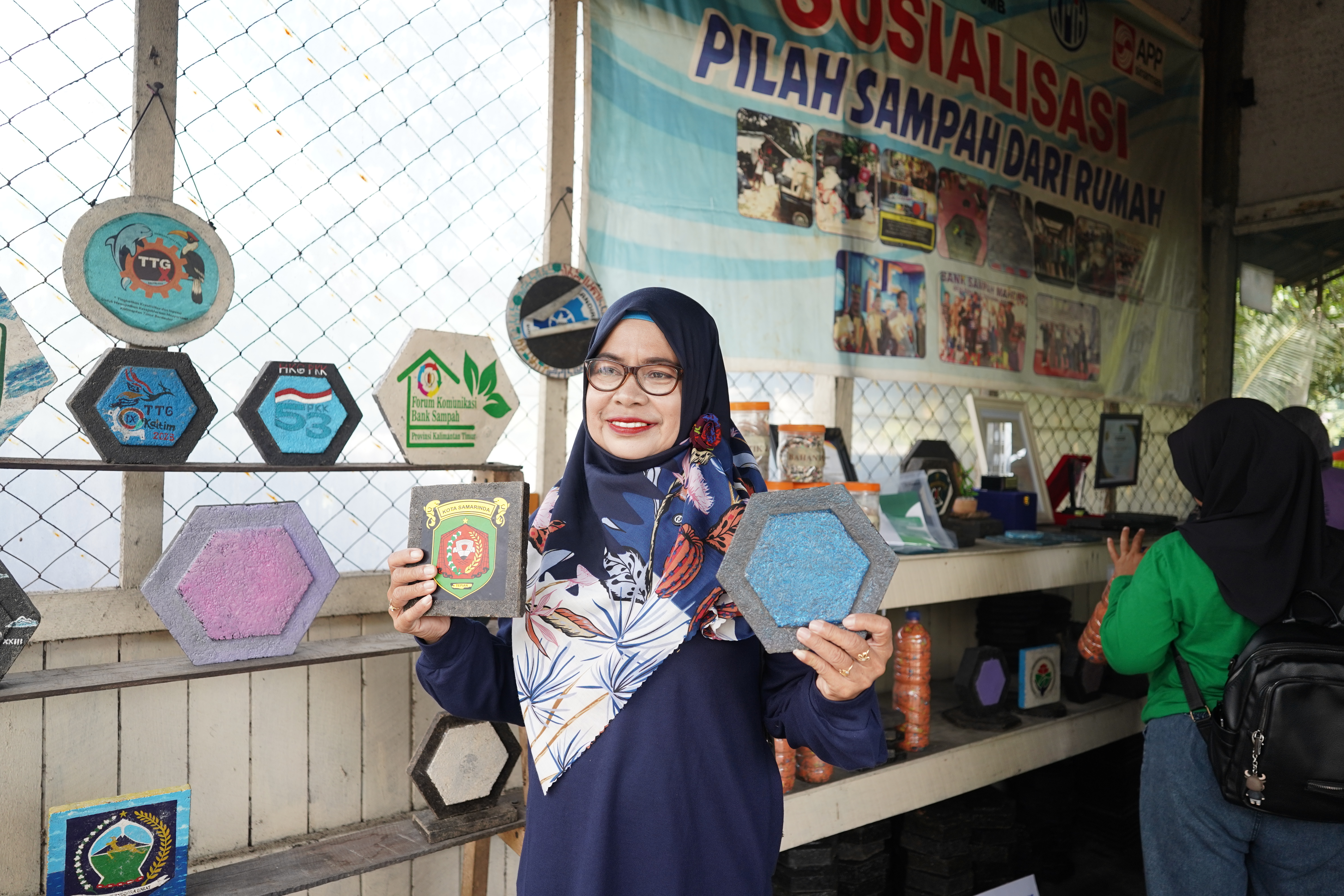 Peserta pelatihan mengangkat salah satu produk paving block berbahan dasar sampah plastik sebagai hasil inovasi daur ulang di Samarinda.